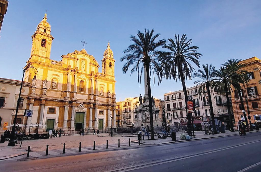  Quảng trường cổ với nhà thờ và hàng cọ tại thành phố Palermo, Sicily