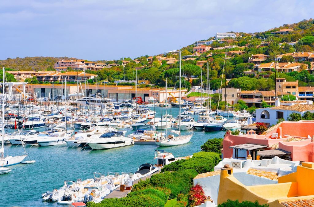Khu nghỉ dưỡng ven biển nhìn ra làn nước xanh tại Costa Smeralda