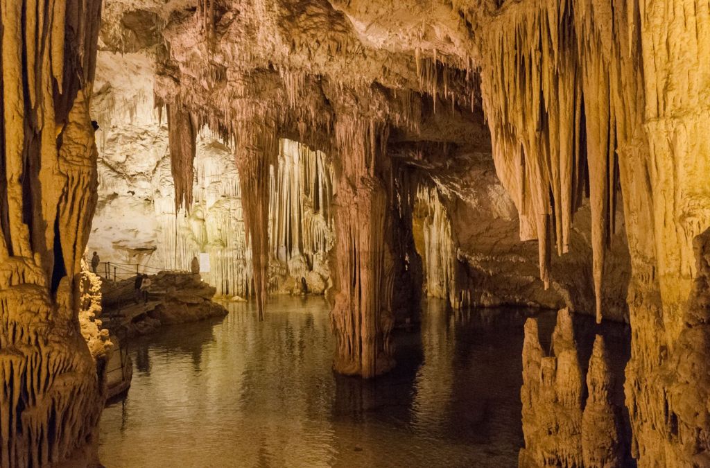 Thạch nhũ và mặt nước bên trong hang động biển Neptune's Grotto