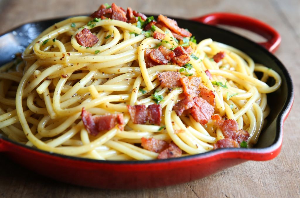 Mì spaghetti carbonara với thịt muối và phô mai trong chảo