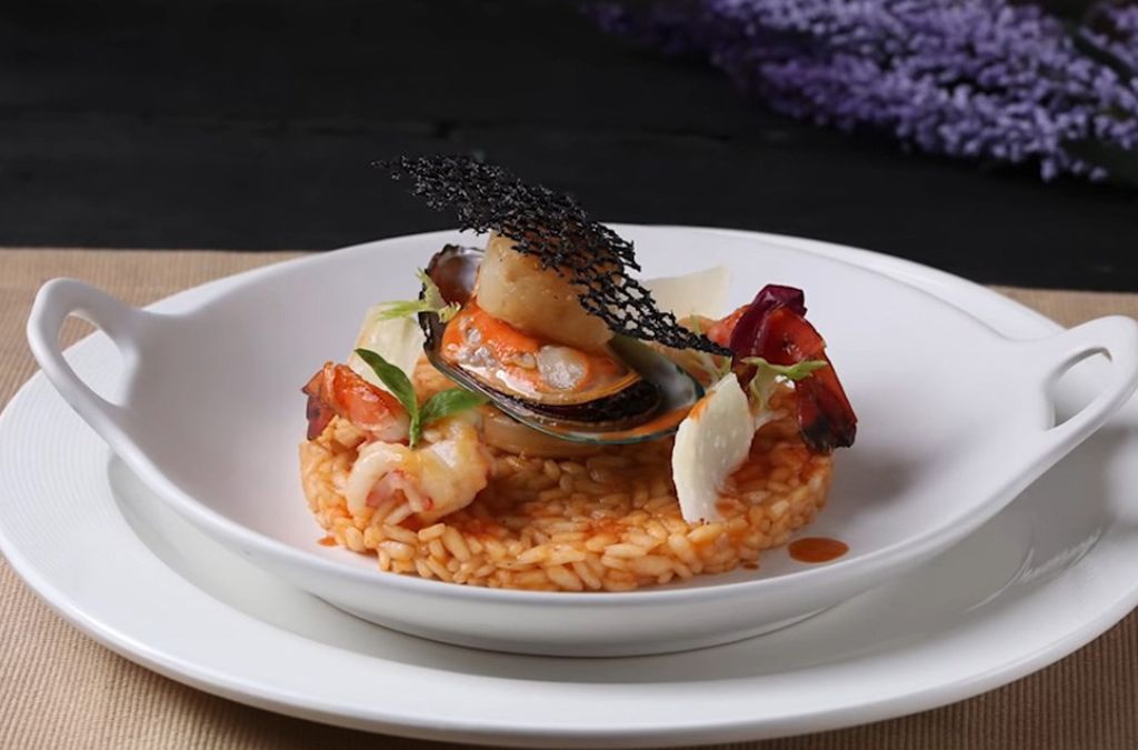 Đĩa risotto hải sản được trình bày cùng tôm và rau củ