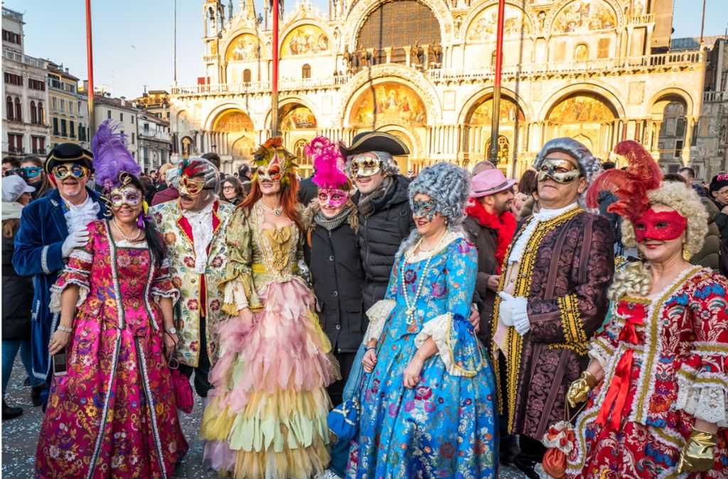 khách tham quan mặc trang phục và mặt nạ nhiều màu tại lễ hội hóa trang Venice