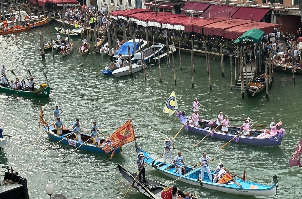  Những thuyền gondola diễu hành trên kênh đào trong lễ Regata Storica