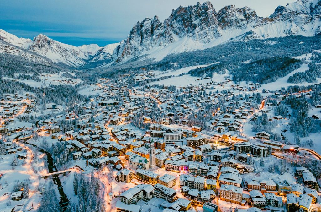 Thị trấn phủ tuyết dưới chân dãy núi Dolomites ở miền Bắc nước Ý