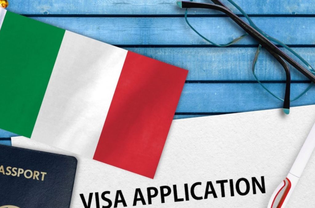 Hồ sơ xin visa Ý cùng hộ chiếu, quốc kỳ Ý và kính mắt