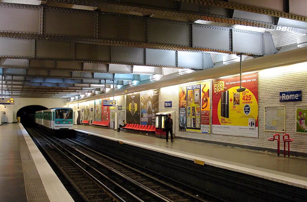 Ga tàu điện ngầm tại Rome với tàu đang dừng bên sân ga