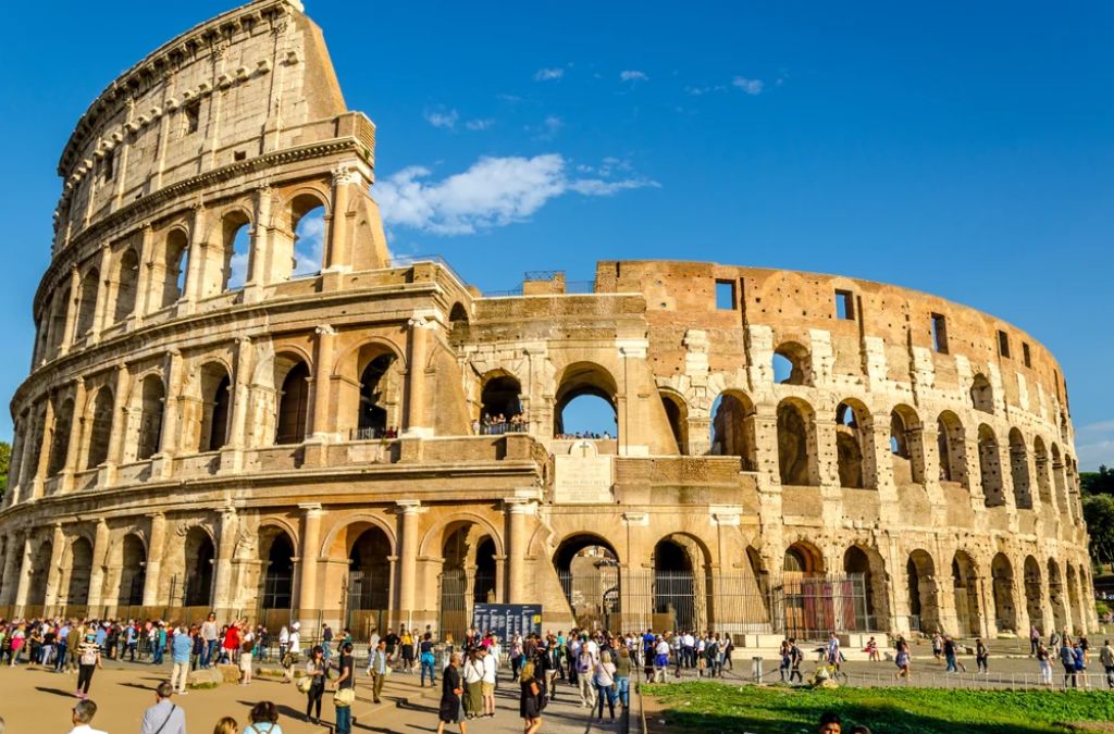 Đấu trường Colosseum cổ kính dưới bầu trời xanh tại Rome