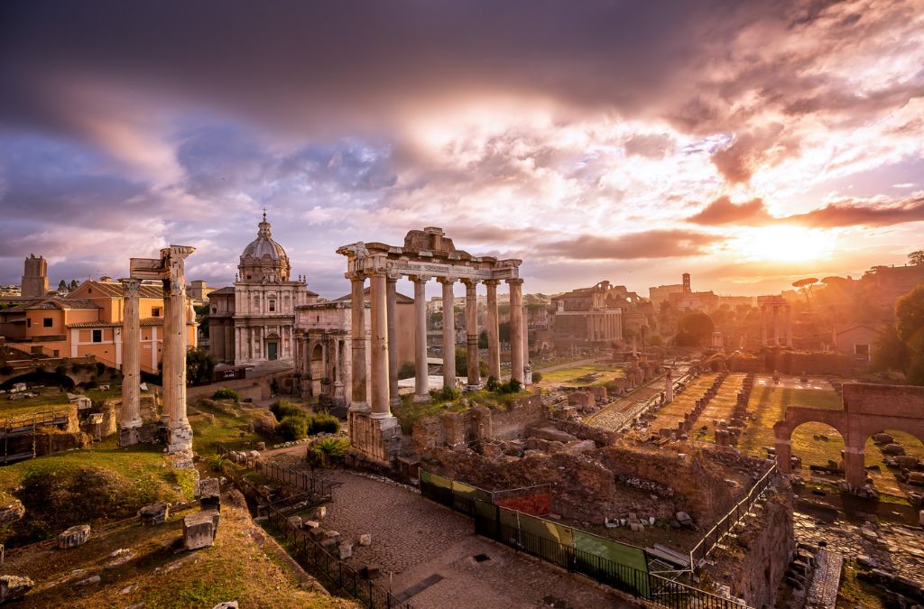 Tàn tích Roman Forum dưới ánh hoàng hôn tại Rome