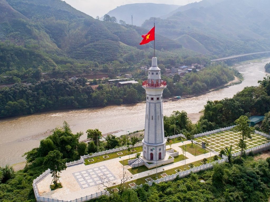 Cột cờ Lũng Pô và mốc 92