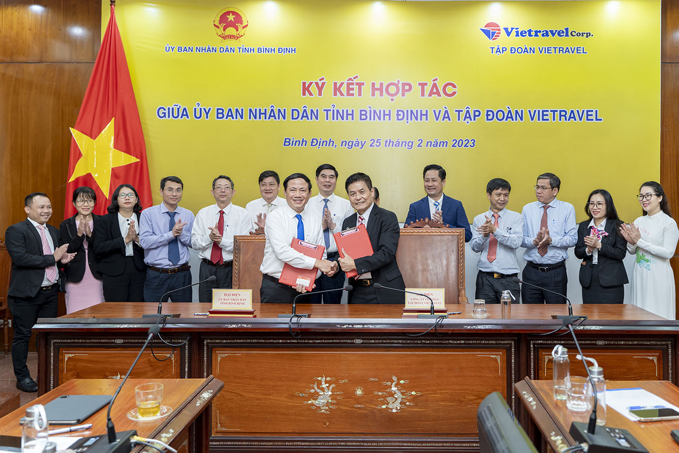 Lãnh đạo Tập đoàn Vietravel và Ủy ban Nhân dân tỉnh Bình Định cùng ký kết Thoả thuận Hợp tác chiến lược