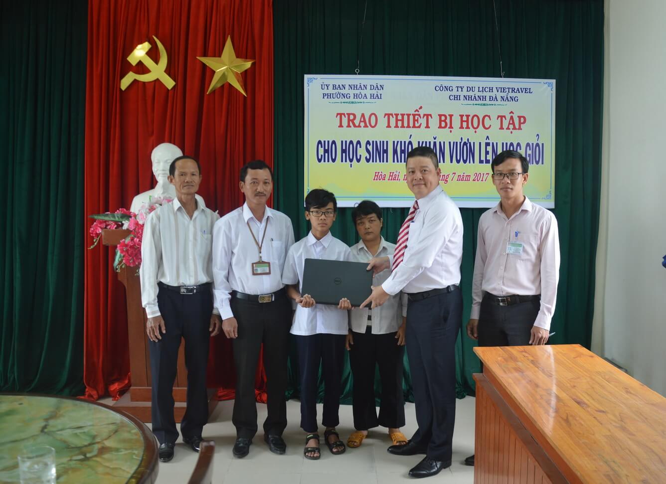 Vietravel Đà Nẵng hỗ trợ học sinh nghèo vượt khó học giỏi
