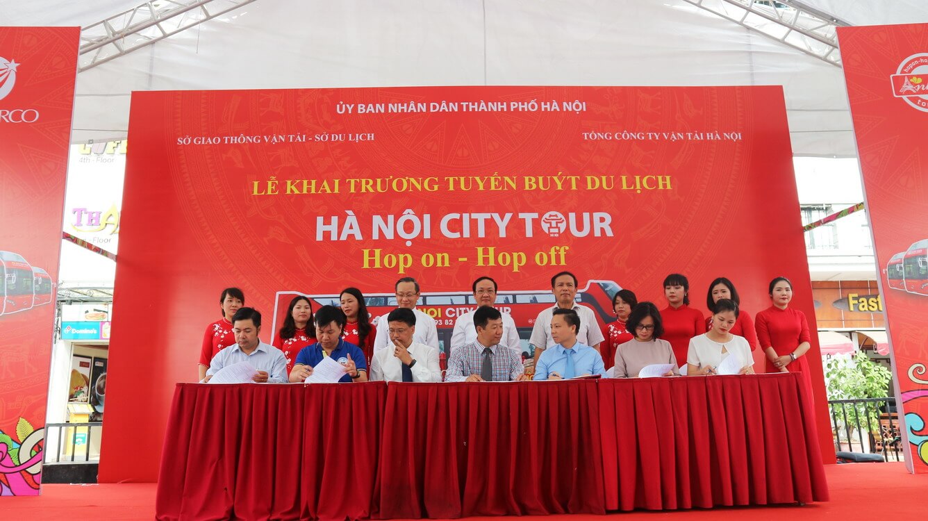 Vietravel ký kết hợp tác cung cấp dịch vụ xe buýt 2 tầng tham quan Hà Nội City tour
