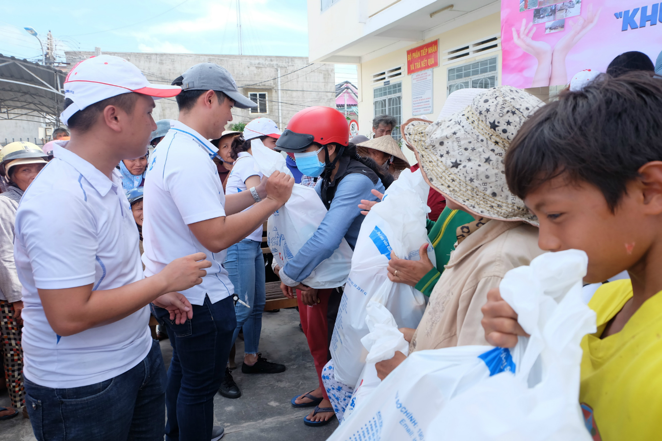 Vietravel trao 200 suất quà đến người dân huyện Vạn Ninh
