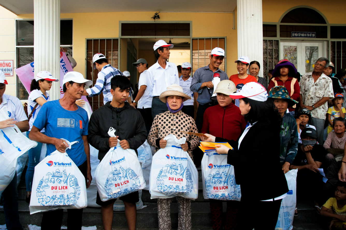Vietravel trao 200 suất quà đến người dân huyện Vạn Ninh