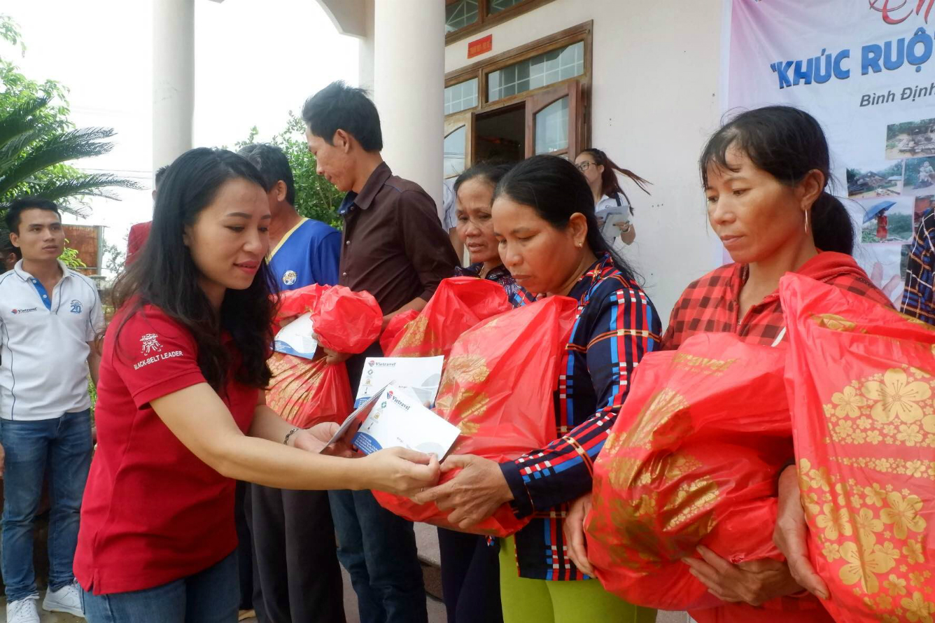 Đoàn cứu trợ Vietravel “Thương Về Khúc Ruột Miền Trung”  đến với đồng bào huyện Tuy Phước (Bình Định)