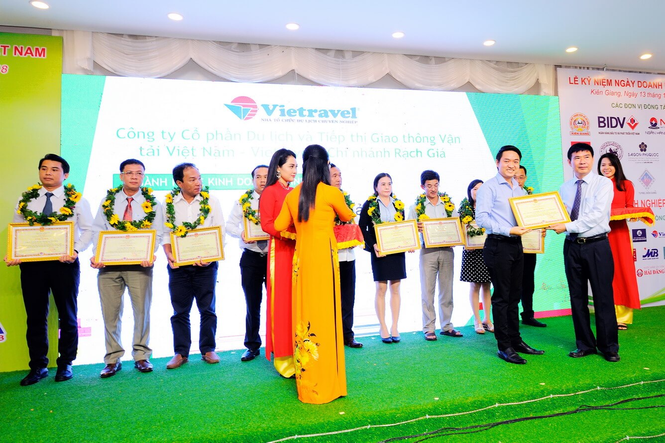Vietravel Rạch Giá nhận bằng khen Doanh Nghiệp Tiêu Biểu tỉnh năm 2018