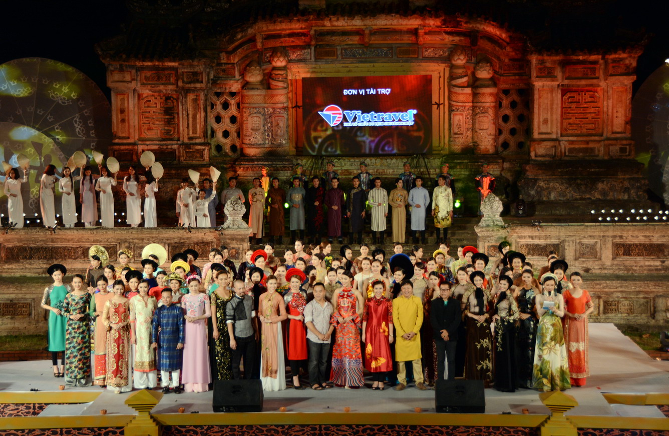 Tổng kết Festival Huế 2016 - Vietravel vinh dự nhận bằng khen thành tích từ UBND tỉnh