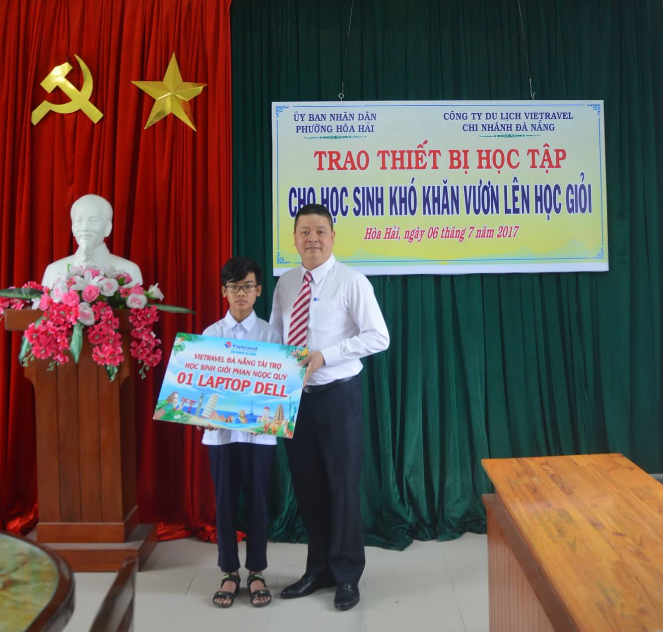Vietravel Đà Nẵng hỗ trợ học sinh nghèo vượt khó học giỏi