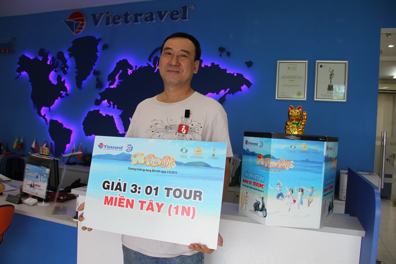Vietravel Tp.HCM trao thưởng cho khách hàng trúng giải tuần 6 Khuyến mại Hè 2015