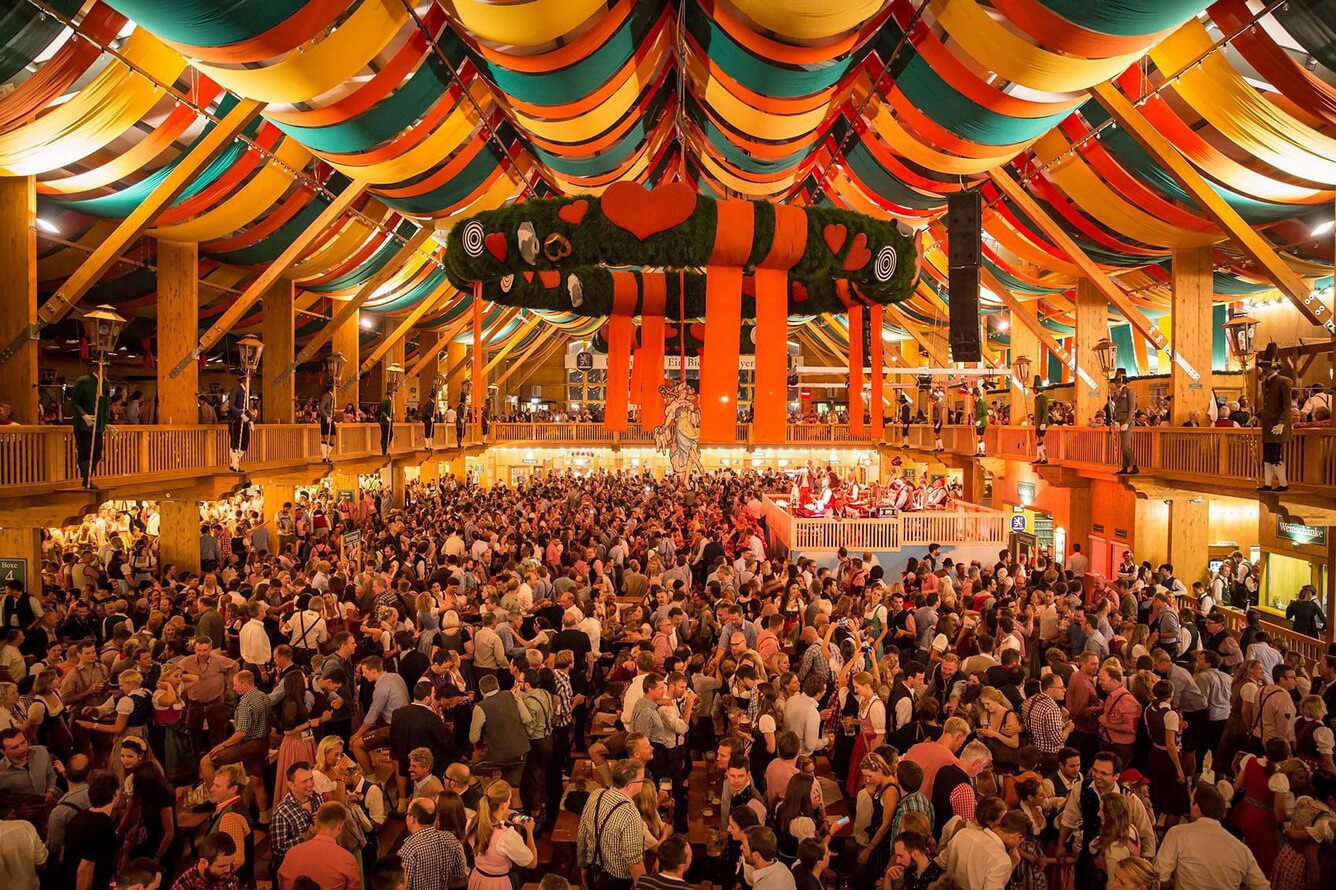 Tưng bừng lễ hội bia Oktoberfest nước Đức