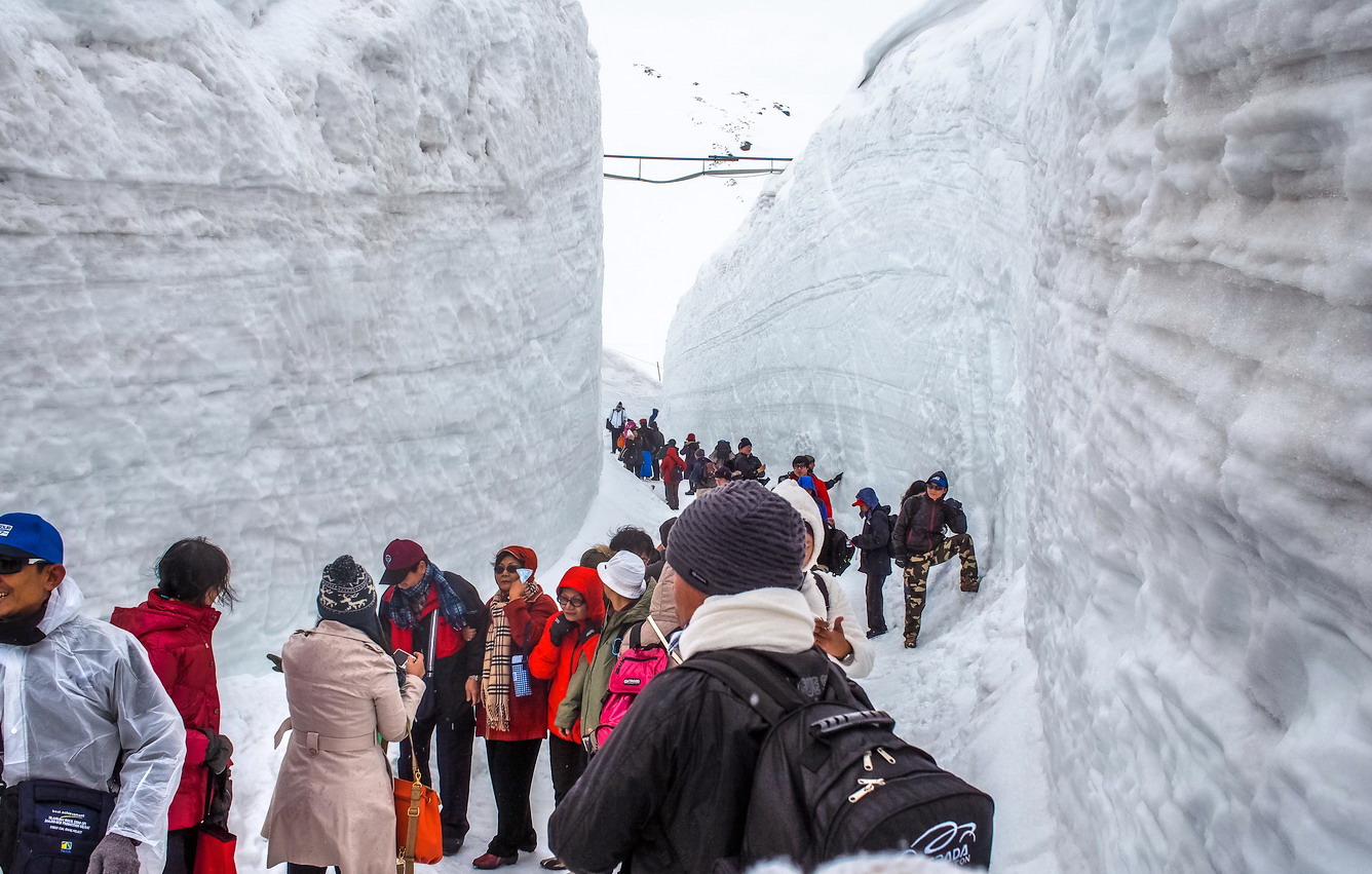 Cung đường chạy quanh núi, tuyết trắng xóa chất cao 17 mét ở Nhật Bản - 10