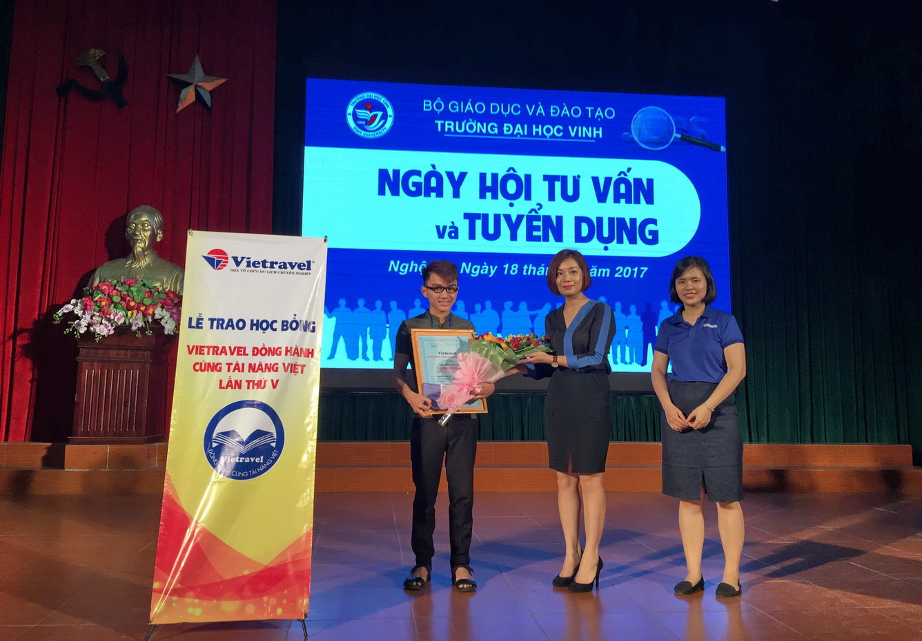 Lễ trao học bổng “Vietravel đồng hành cùng tài năng Việt” lần v - 2017 tại TP. Vinh