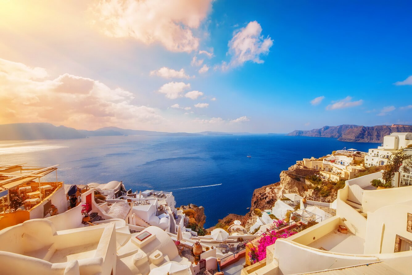 Santorini quyến rũ trong gam màu xanh trắng