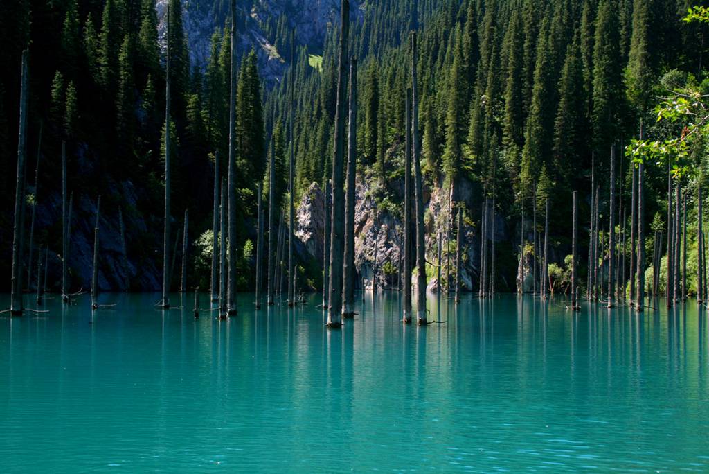 Hồ Chết đẹp như thế giới siêu thực Kazakhstan