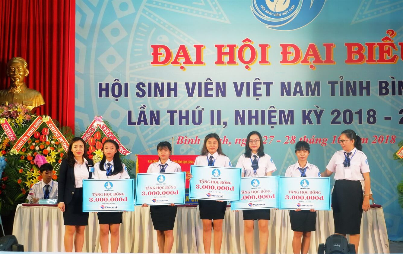 Vietravel Quy Nhơn trao học bổng cho sinh viên nghèo có thành tích xuất sắc