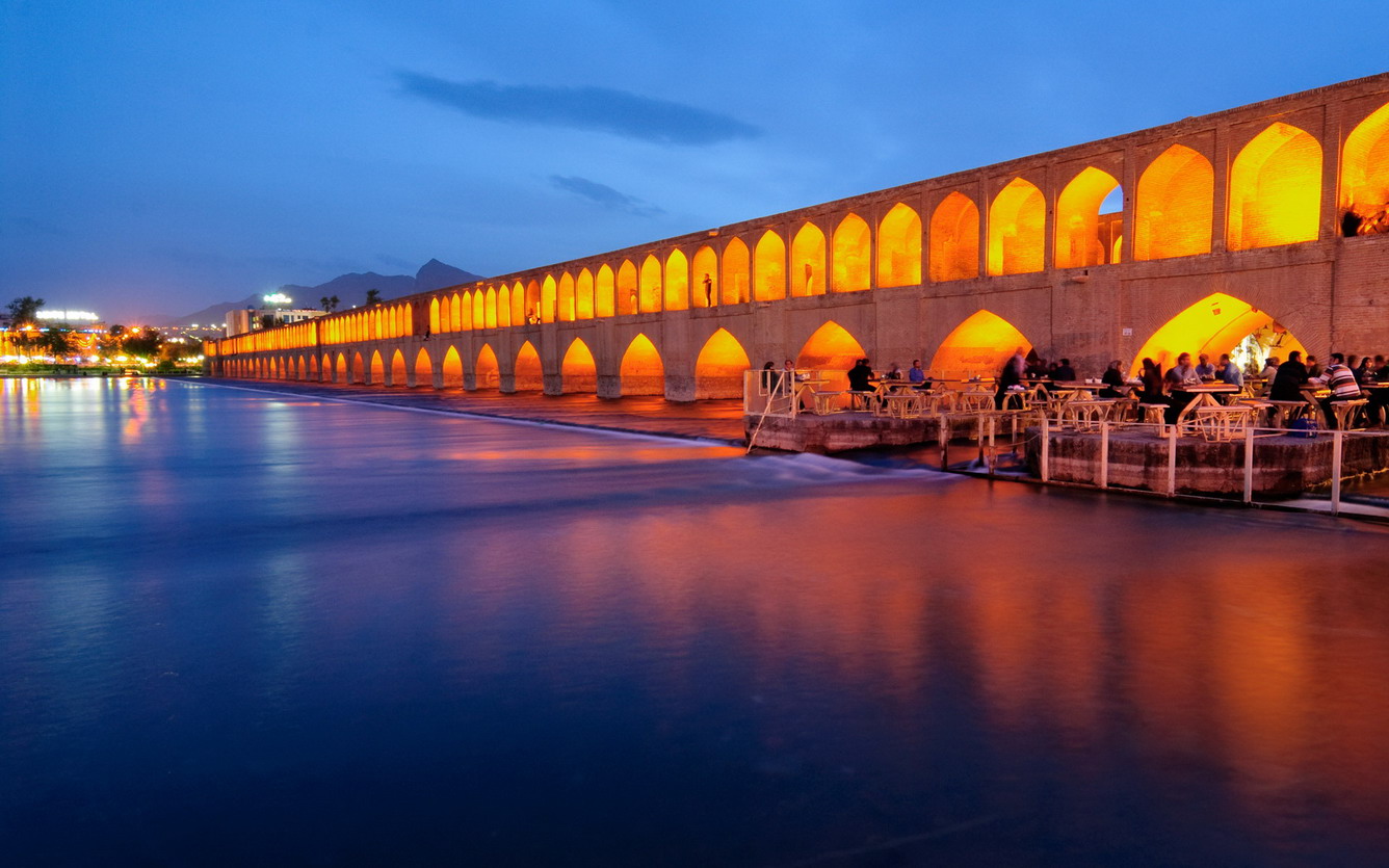 Những cây cầu cổ thắp sáng Isfahan