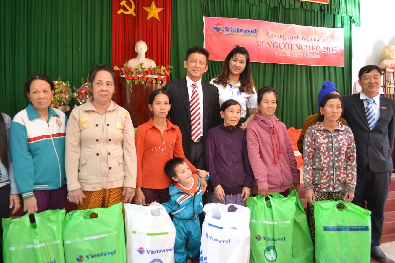 Vietravel trao tặng 300 phần quà hỗ trợ hộ nghèo huyện Hoài Nhơn vui đón Tết