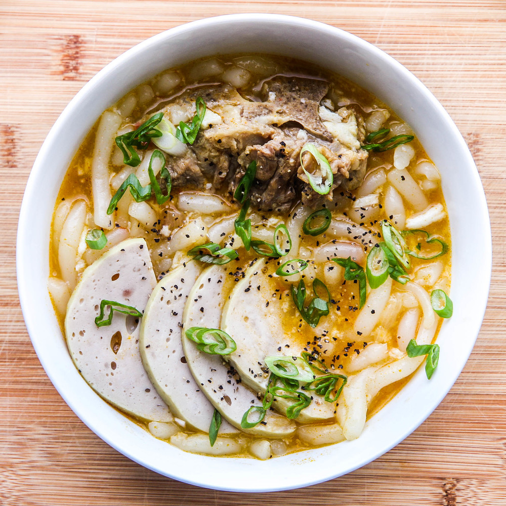 6. Banh canh gio cha (tapioca noodle soup with pork)