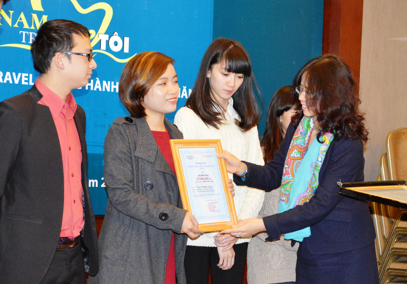 Vietravel CN Hà Nội trao học bổng "Vietravel đồng hành cùng Tài năng Việt" năm 2014