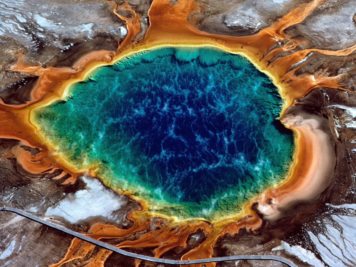8. Suối nước nóng Grand Prismatic Spring, Wyoming, Mỹ