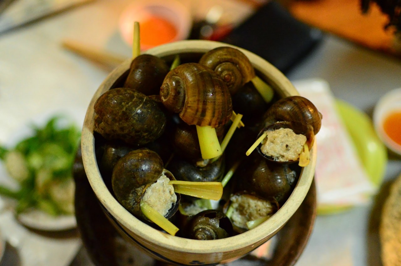 5. Oc buou nhoi thit (snail stuffed with minced pork)