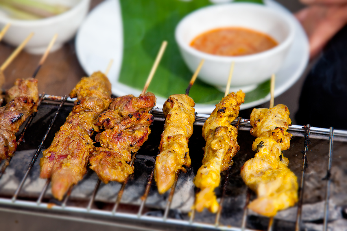 Satay – Meat skewers with a coconut peanut sauce