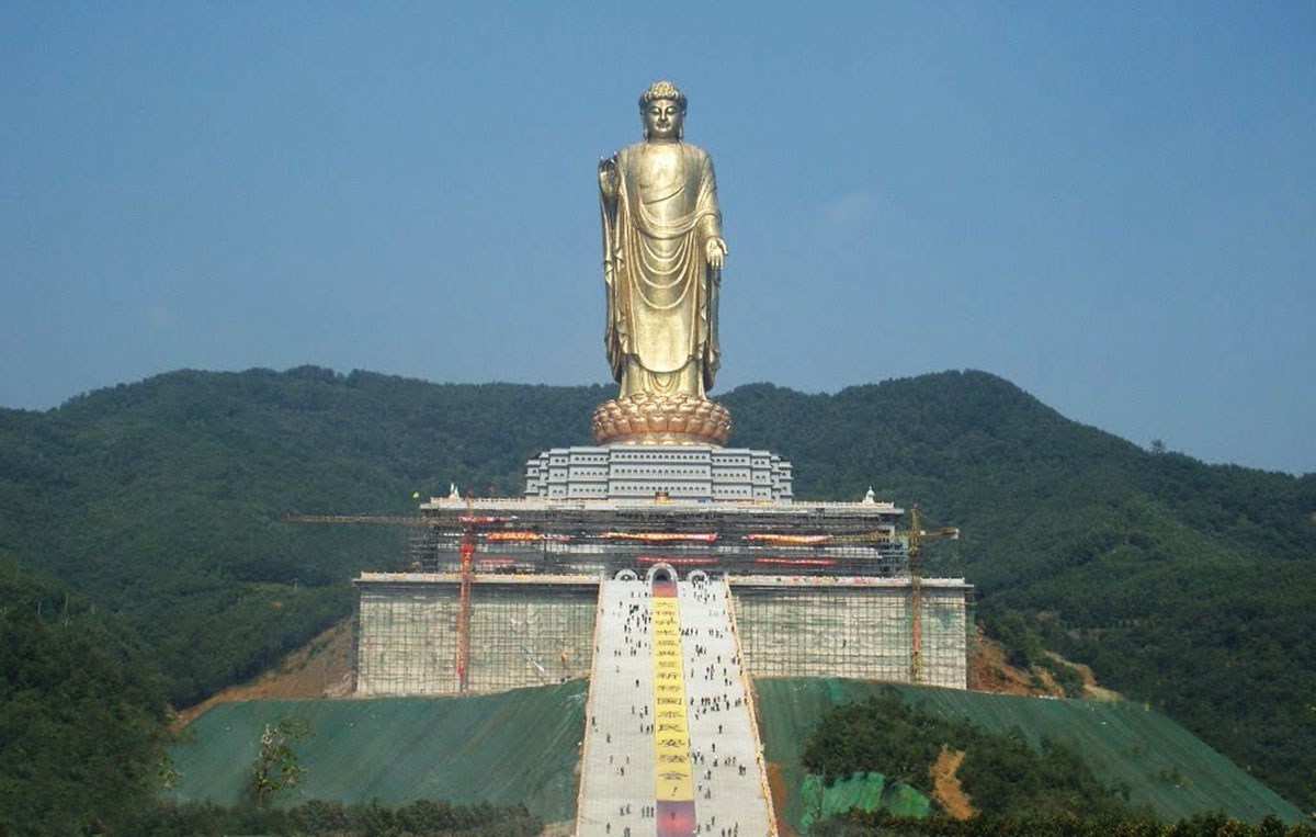 1. Spring Temple Buddha (153 meters)