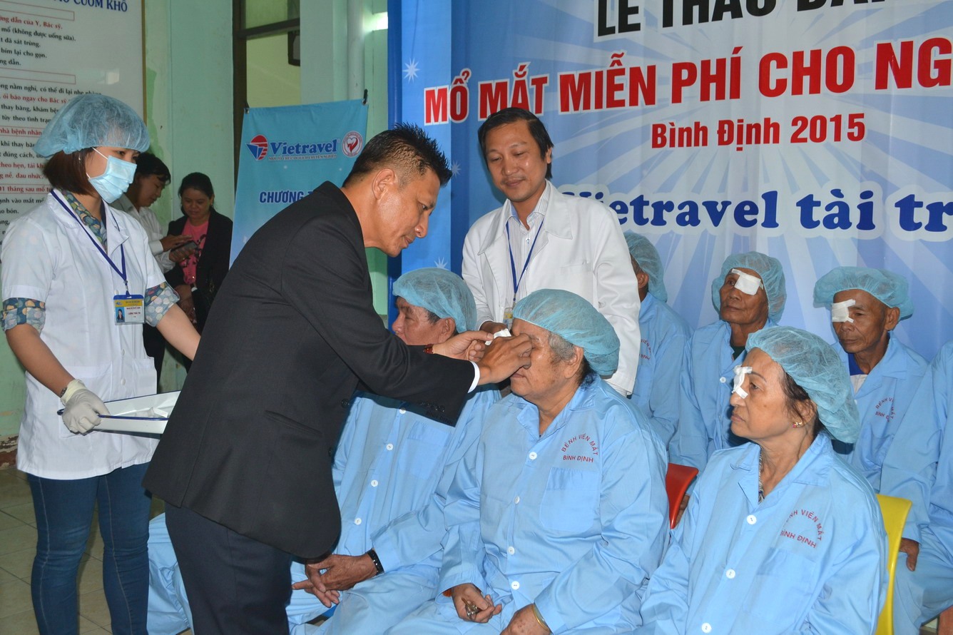 Vietravel triển khai chương trình mổ mắt miễn phí tại Bình Định