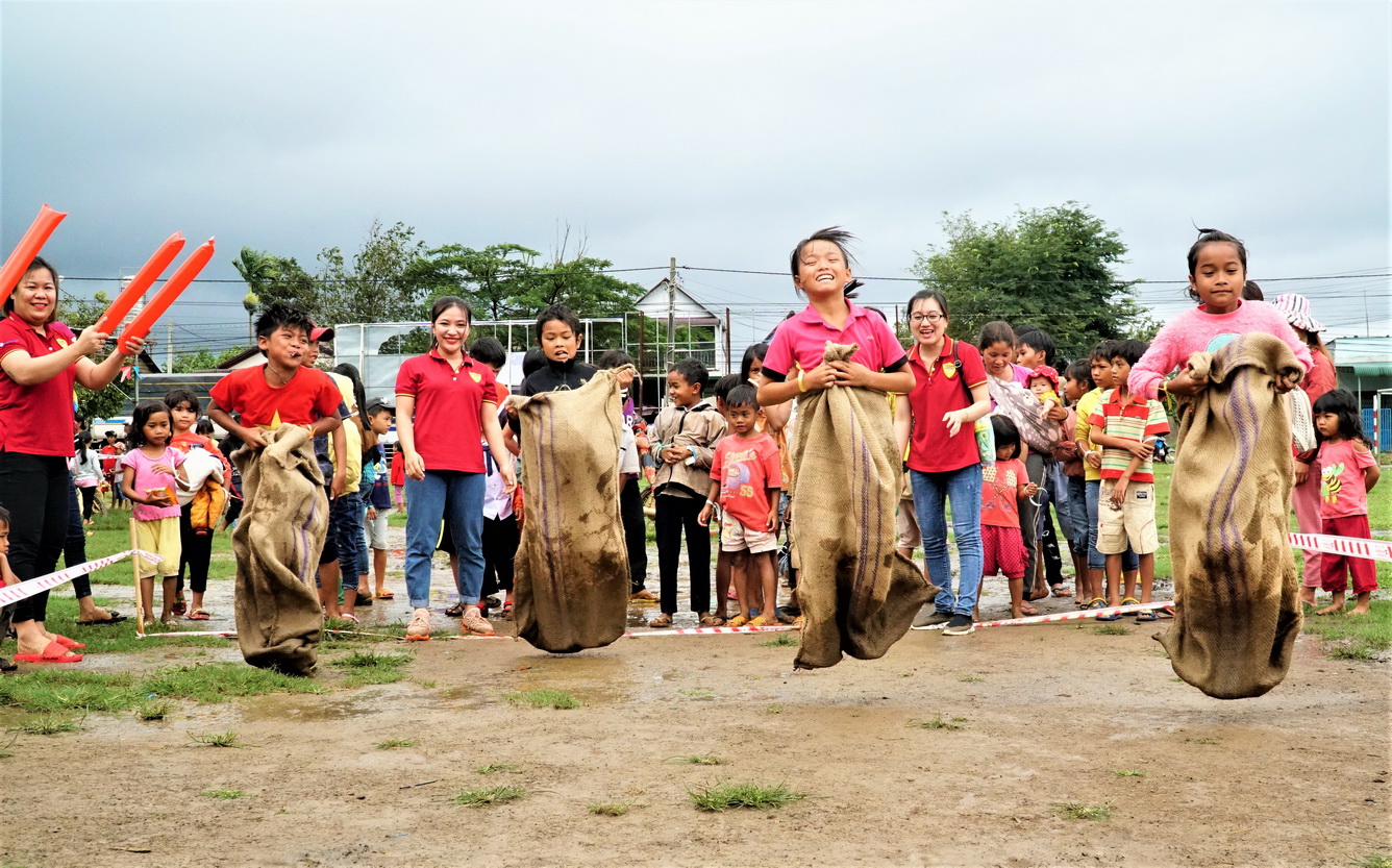 Vietravel trao 450 phần quà Trung thu đến với trẻ em nghèo xã Lộc Thành - Lâm Đồng