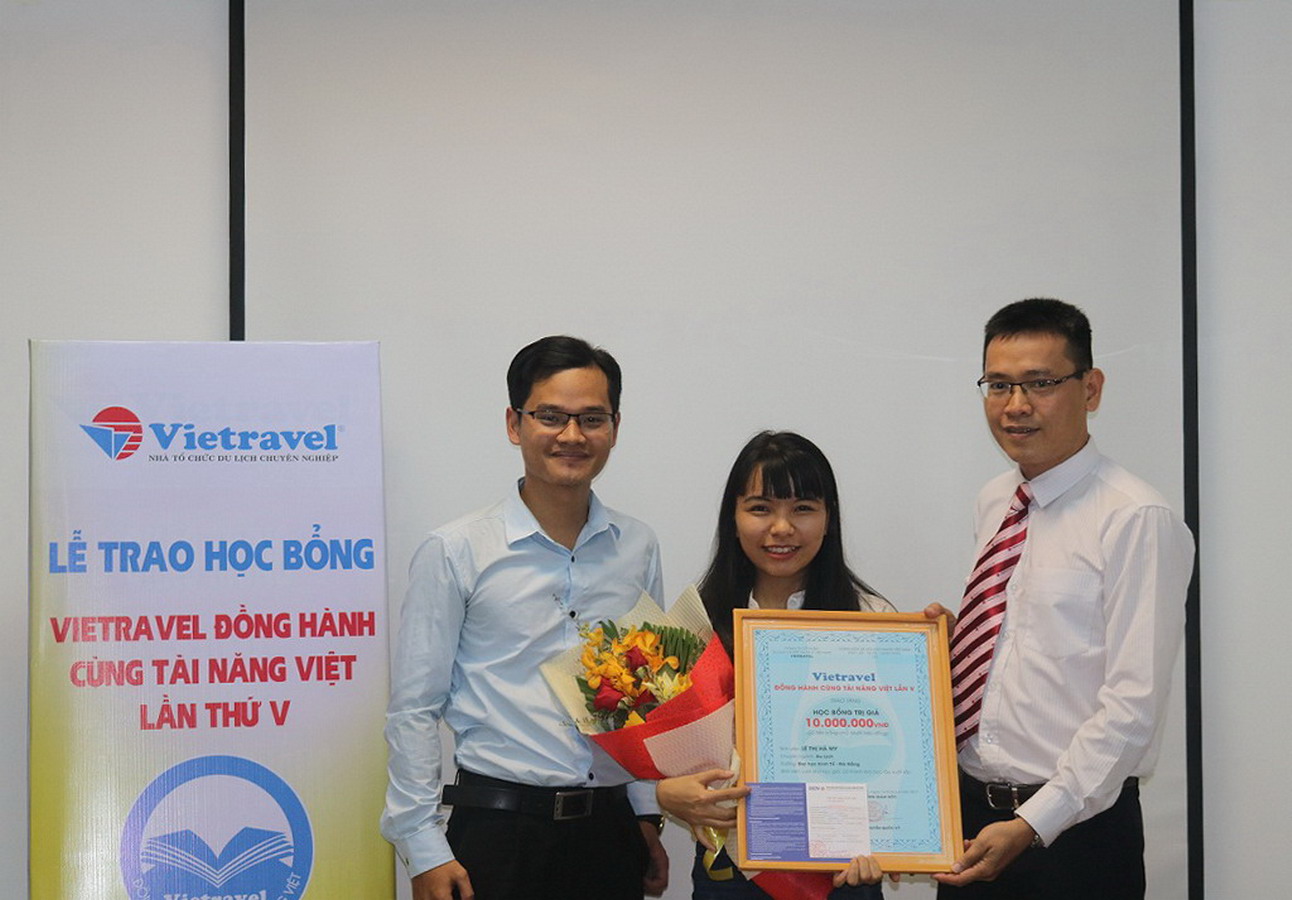 Lễ trao học bổng “Vietravel đồng hành cùng tài năng Việt” lần V - 2017 tại tp. Đà Nẵng