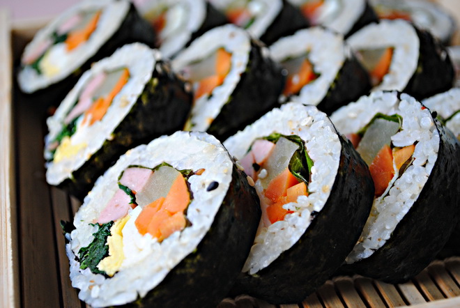 8 mẫu hộp giấy đựng kimbap sushi nắp trong giá rẻ