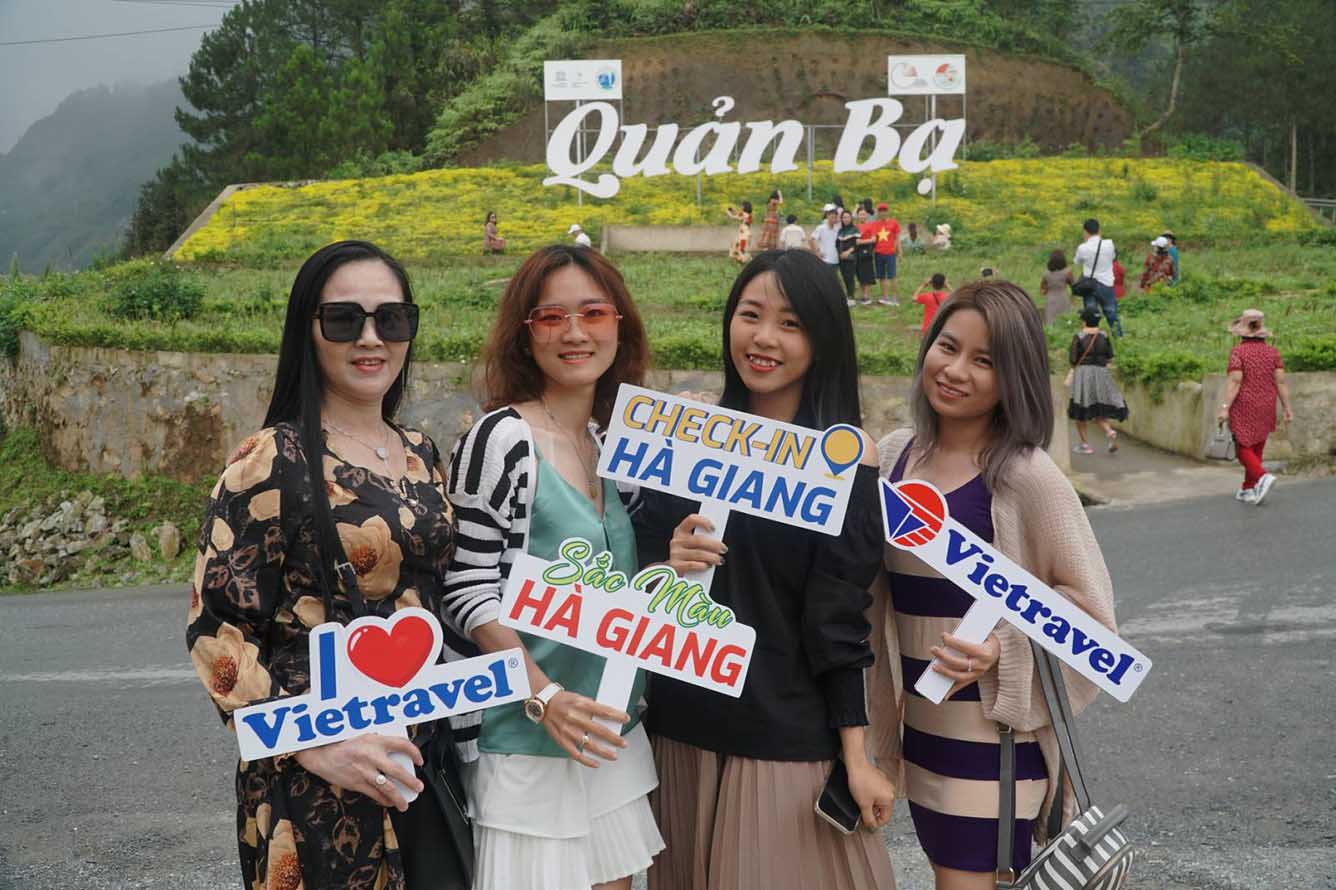 Đoàn khách tham quan Hà Giang vào tháng 4/2021