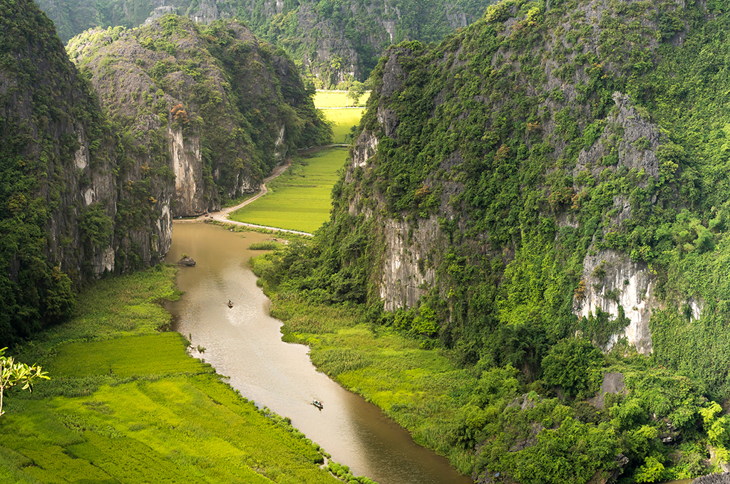 Tam Cốc - Bích Động xuôi dòng sông Ngô Đồng