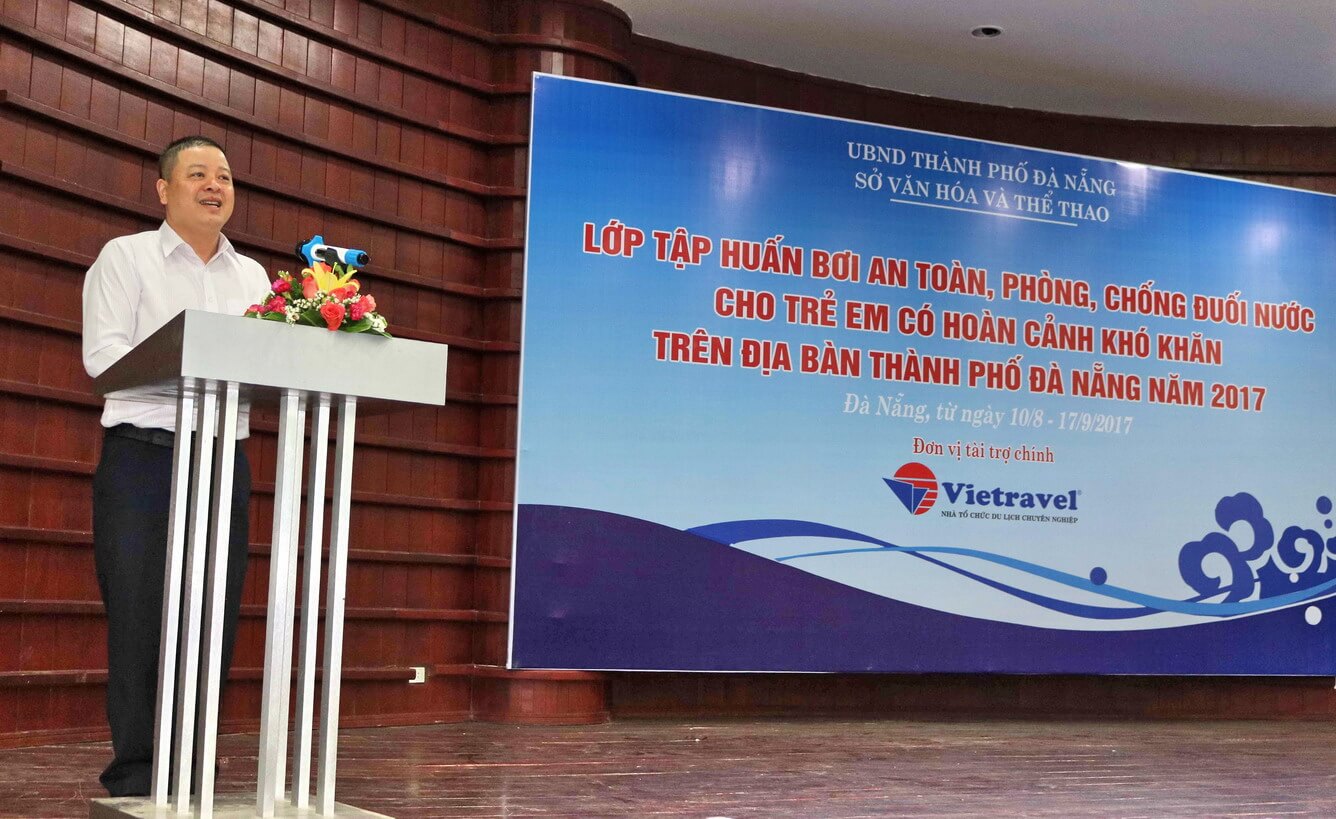 Vietravel Đà Nẵng tài trợ khóa tập huấn nghiệp vụ bơi an toàn và phòng, chống đuối nước cho trẻ em khó khăn thành phố