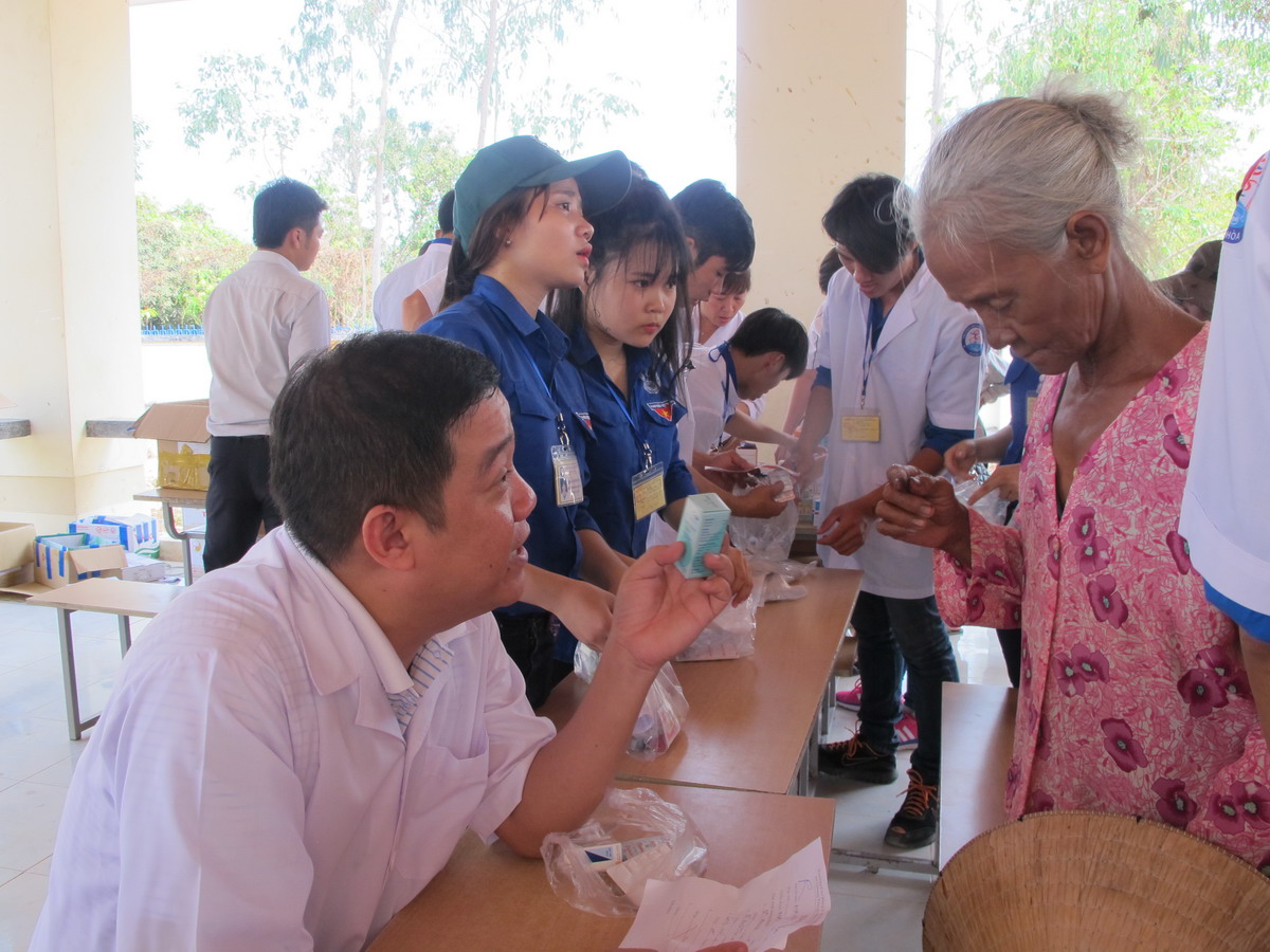 Vietravel Nha Trang đồng hành cùng chương trình "Thầy thuốc về làng - Hành trình nhân ái 2016"