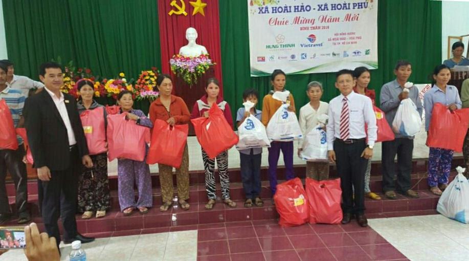 Vietravel trao tặng 300 phần quà hỗ trợ hộ nghèo huyện Hoài Nhơn vui đón Tết