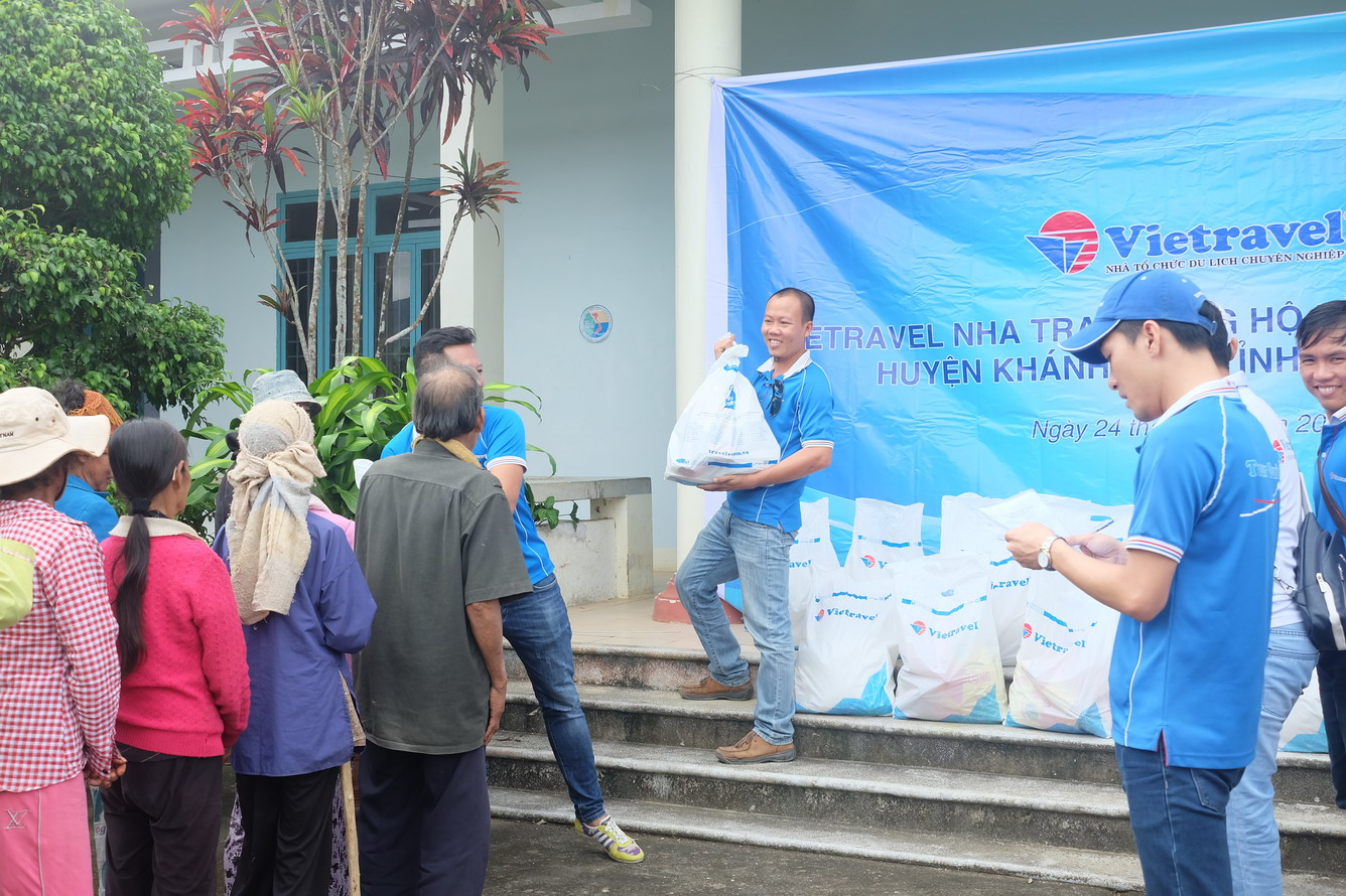Vietravel Nha Trang hỗ trợ đồng bào lũ lụt huyện Khánh Sơn