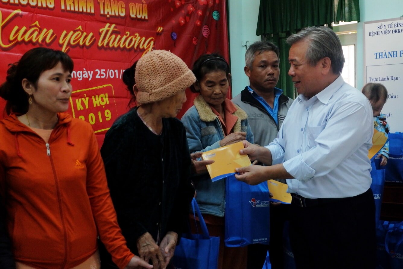 Vietravel tặng quà Tết cho người nghèo, bệnh nhân hoàn cảnh khó khăn huyện Hoài Nhơn - Bình Định