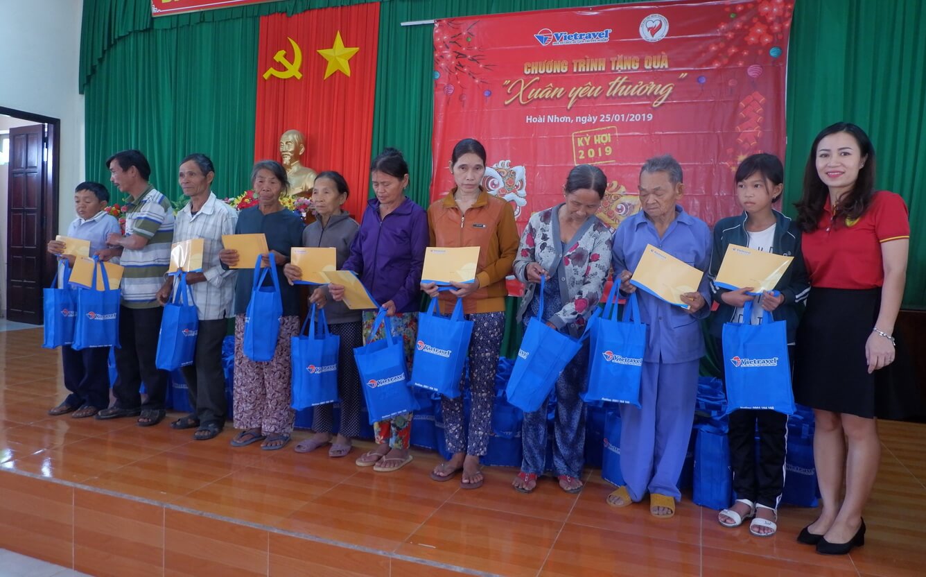 Vietravel tặng quà Tết cho người nghèo, bệnh nhân hoàn cảnh khó khăn huyện Hoài Nhơn - Bình Định