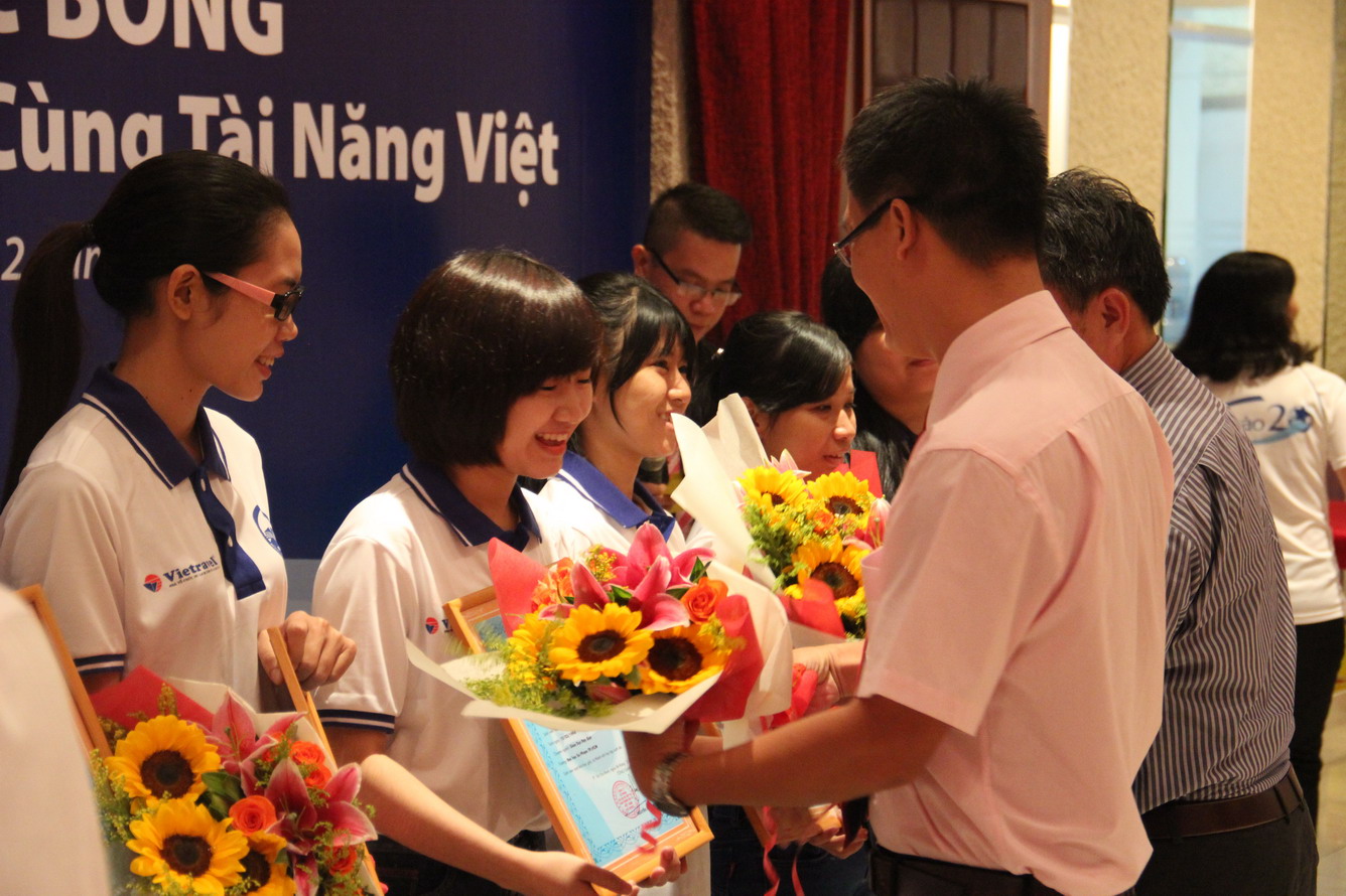 Vietravel trao học bổng Đồng hành cùng tài năng Việt